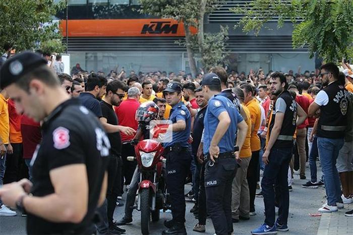 Taraftardan Falcao akını Akın akın gidiyorlar...