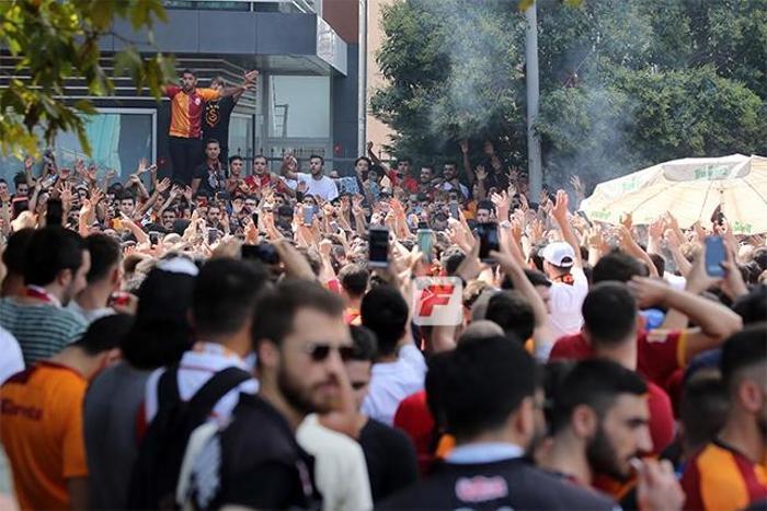 Taraftardan Falcao akını Akın akın gidiyorlar...