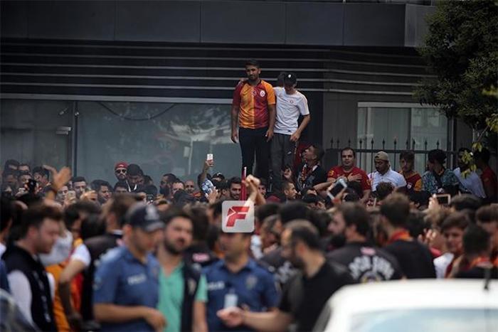 Taraftardan Falcao akını Akın akın gidiyorlar...