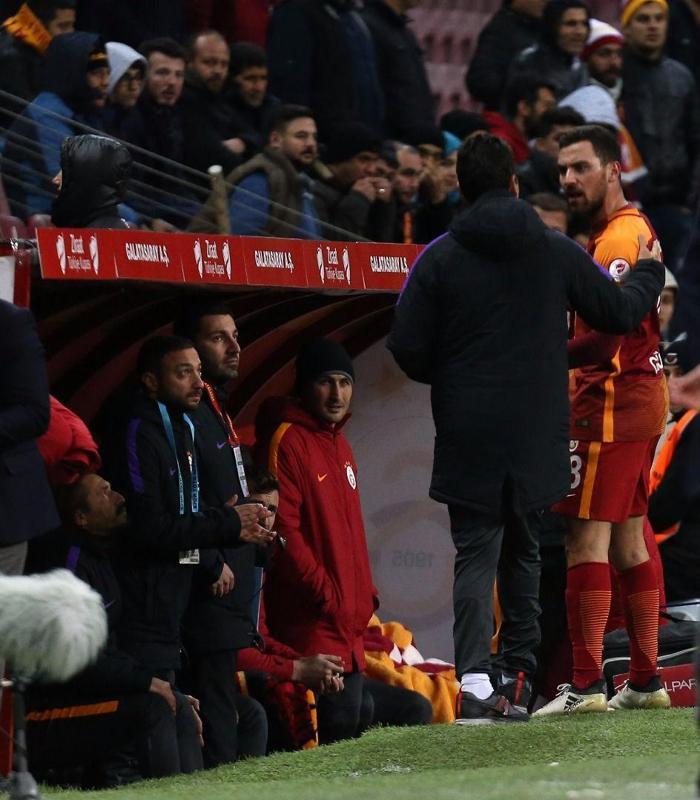 Galatasarayda iki kadro dışı