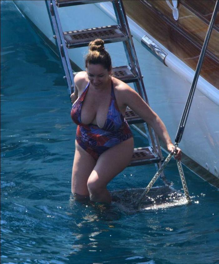 İngiliz TV yıldızı Kelly Brook sevgilisiyle Bodrumda