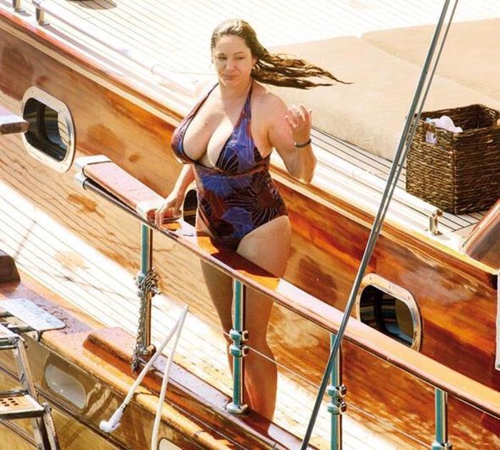 İngiliz TV yıldızı Kelly Brook sevgilisiyle Bodrumda