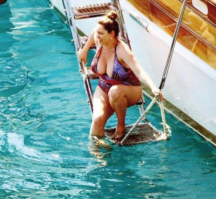 İngiliz TV yıldızı Kelly Brook sevgilisiyle Bodrumda
