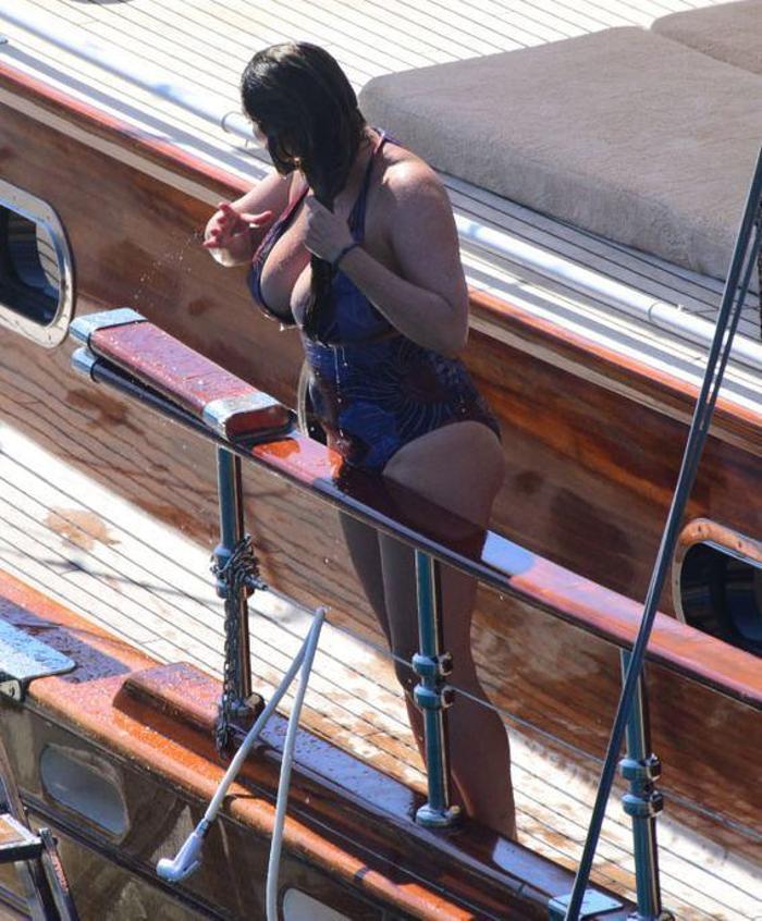 İngiliz TV yıldızı Kelly Brook sevgilisiyle Bodrumda