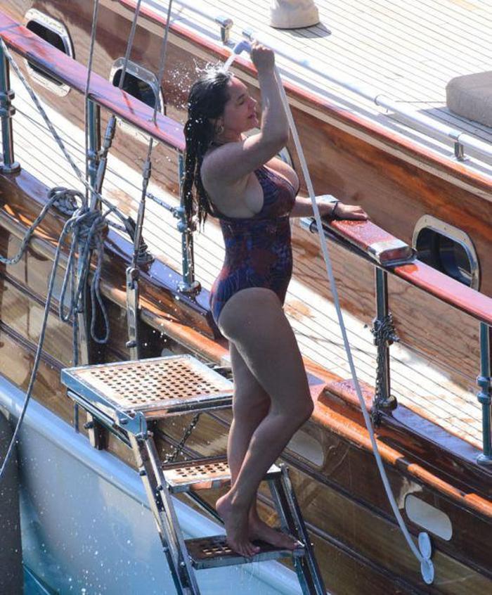 İngiliz TV yıldızı Kelly Brook sevgilisiyle Bodrumda