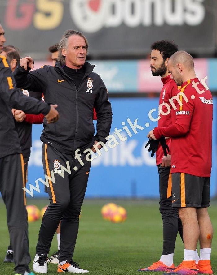Galatasarayda barış sağlandı: Riekerink, Sneijder, Selçuk İnan ve Ayhan Akman...