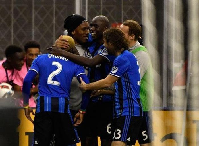 Didier Drogbanın vedasında saha skandalı