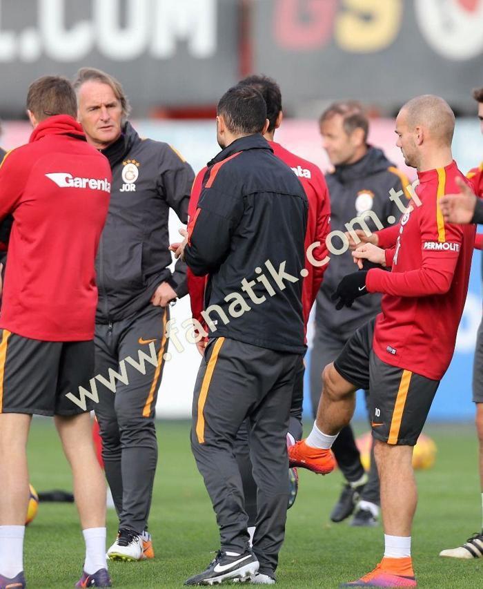 Galatasarayda barış sağlandı: Riekerink, Sneijder, Selçuk İnan ve Ayhan Akman...