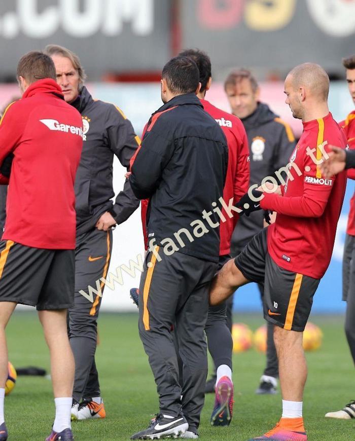 Galatasarayda barış sağlandı: Riekerink, Sneijder, Selçuk İnan ve Ayhan Akman...