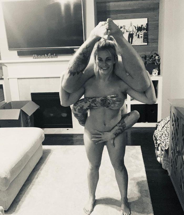Güzel sporcu Paige VanZant eşiyle çırılçıplak pozları için ilk kez konuştu