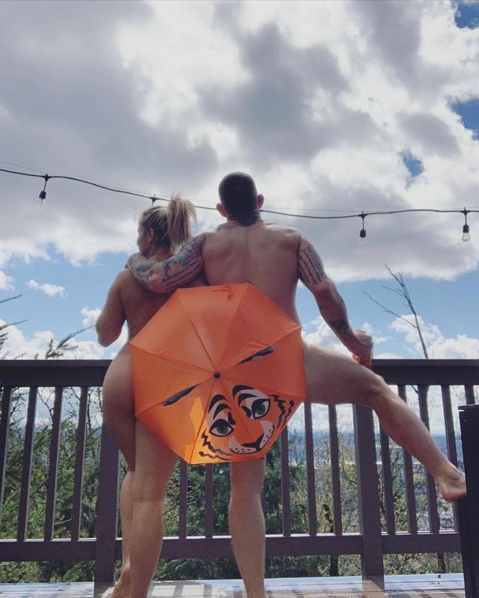 Güzel sporcu Paige VanZant eşiyle çırılçıplak pozları için ilk kez konuştu