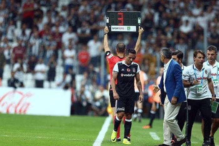 Adriano sosyal medyayı salladı