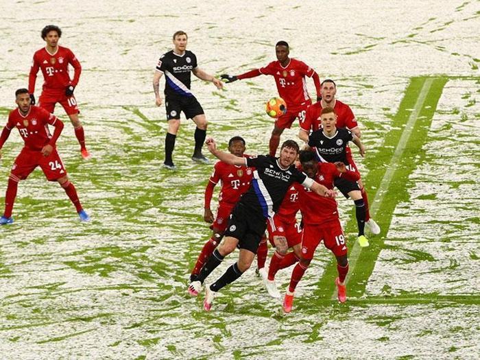Allianz Arenada hiç kar yağmamış gibi Bayern Münih - Bielefeld...