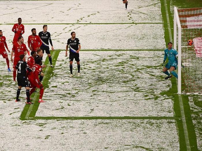 Allianz Arenada hiç kar yağmamış gibi Bayern Münih - Bielefeld...