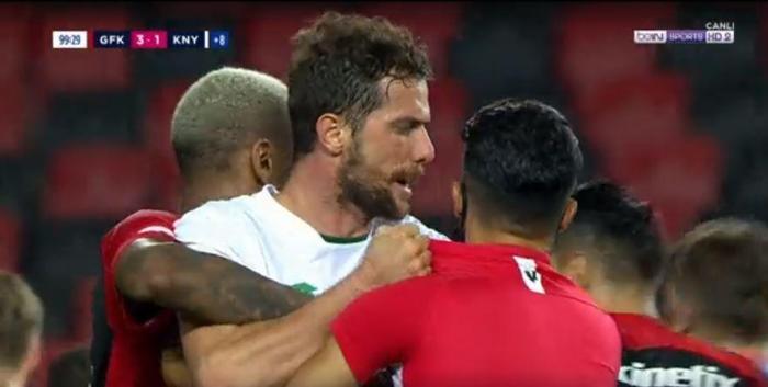 Konyaspor - Gaziantep maçında büyük olay Uğur Demirok çıldırdı