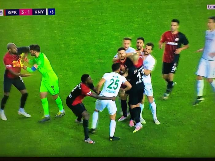 Konyaspor - Gaziantep maçında büyük olay Uğur Demirok çıldırdı