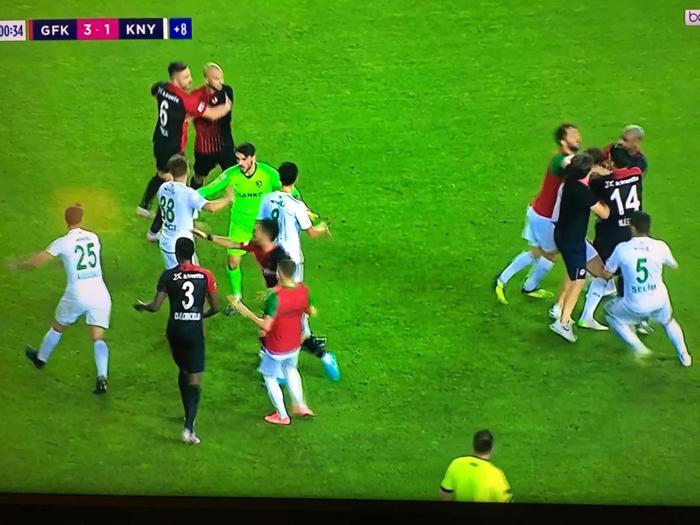 Konyaspor - Gaziantep maçında büyük olay Uğur Demirok çıldırdı