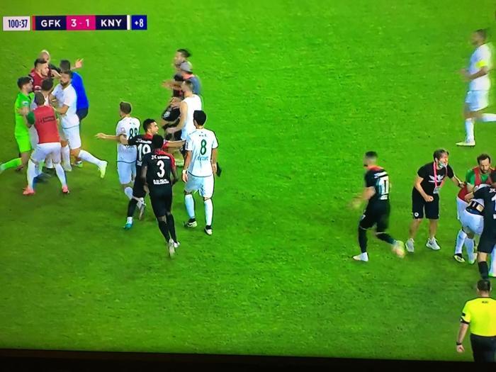 Konyaspor - Gaziantep maçında büyük olay Uğur Demirok çıldırdı