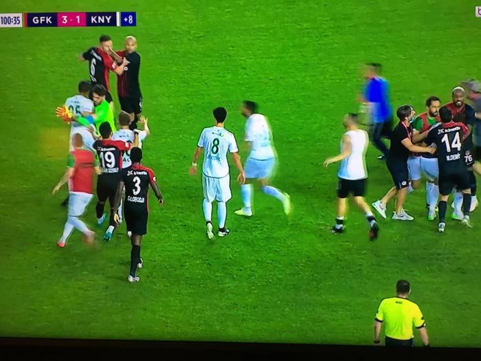 Konyaspor - Gaziantep maçında büyük olay Uğur Demirok çıldırdı