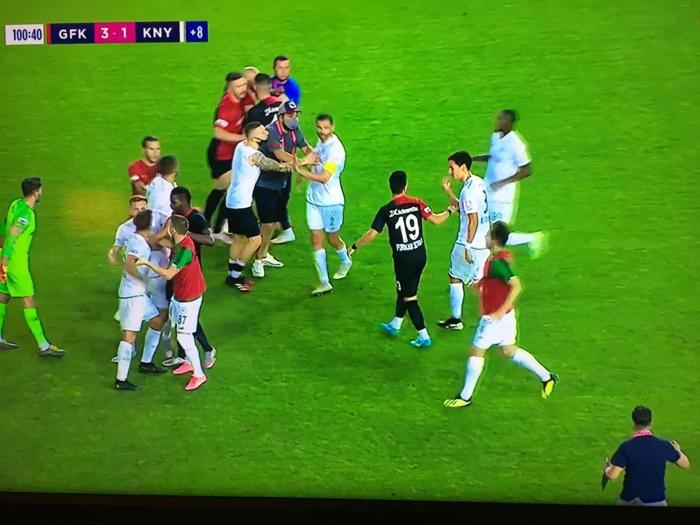 Konyaspor - Gaziantep maçında büyük olay Uğur Demirok çıldırdı