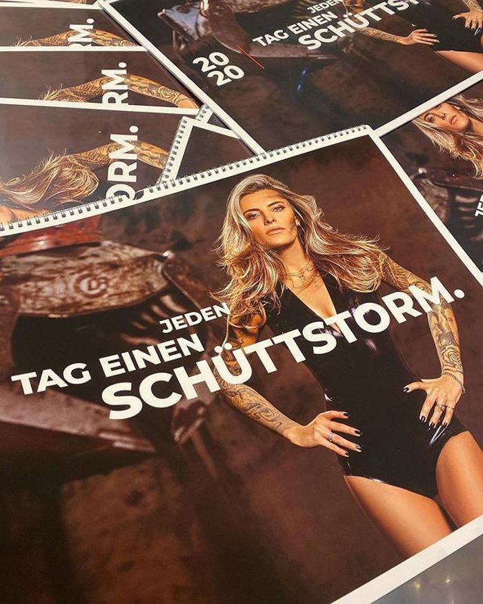 Kariusun sevgilisi Sophia Thomalladan seksi takvim pozları