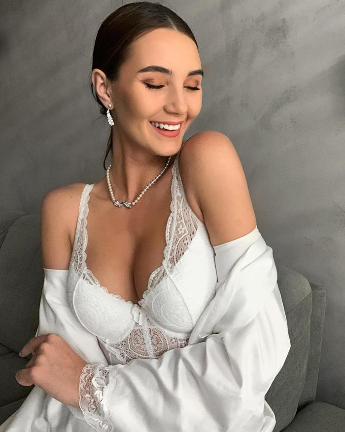 Patrich Schickin kız kardeşi Kristyna Schickova reklam için soyundu