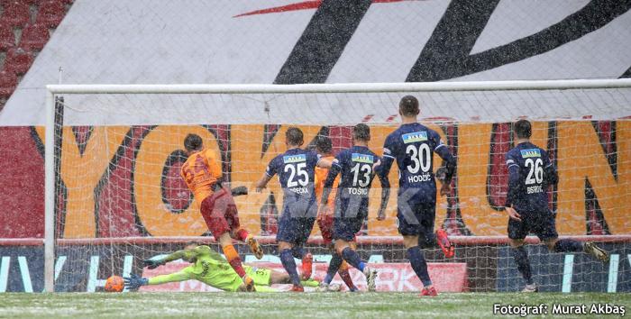 Galatasaray - Kasımpaşa maçına damga vuran kare Marcao elleriyle temizledi