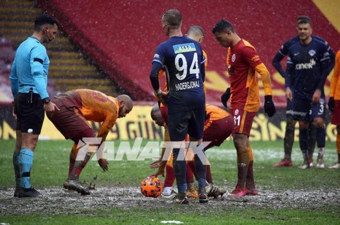 Galatasaray - Kasımpaşa maçına damga vuran kare Marcao elleriyle temizledi