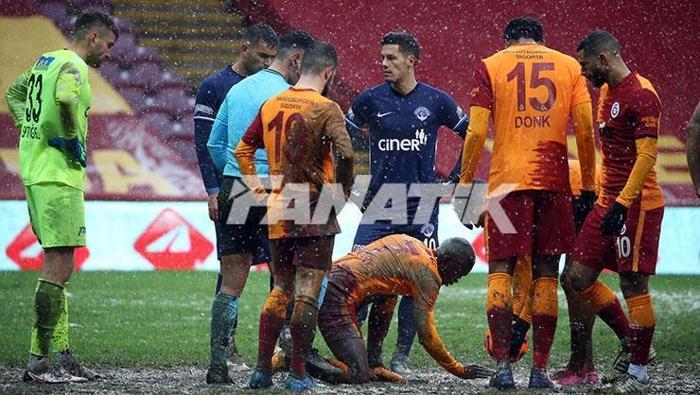 Galatasaray - Kasımpaşa maçına damga vuran kare Marcao elleriyle temizledi