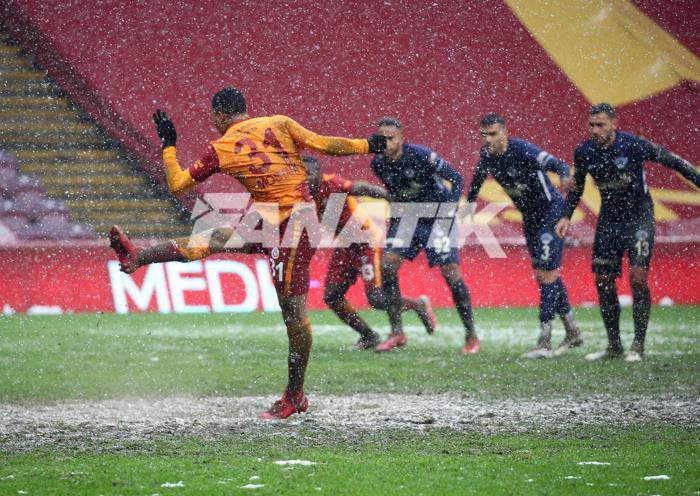 Galatasaray - Kasımpaşa maçına damga vuran kare Marcao elleriyle temizledi