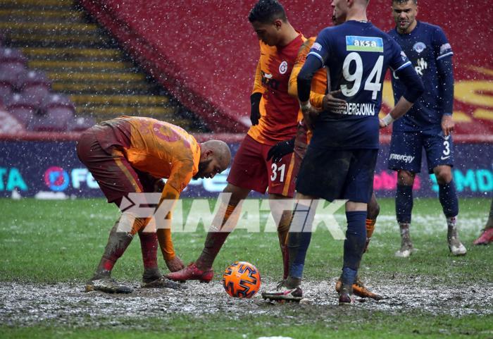 Galatasaray - Kasımpaşa maçına damga vuran kare Marcao elleriyle temizledi