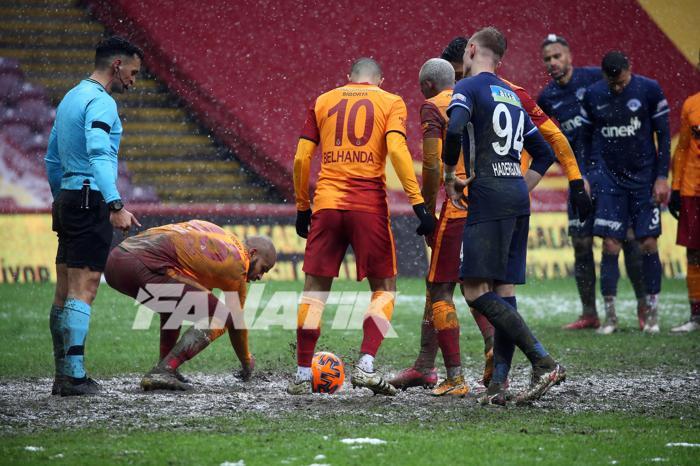 Galatasaray - Kasımpaşa maçına damga vuran kare Marcao elleriyle temizledi