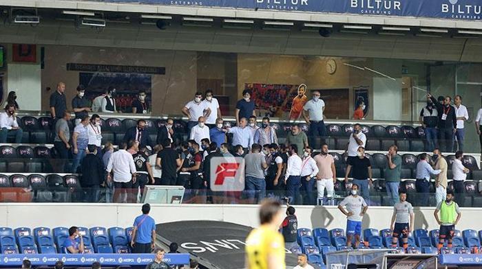 SON DAKİKA Başakşehir - Denizlispor maçında büyük olay Yumruklar konuştu...