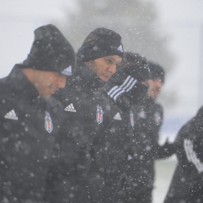 Beşiktaş, yoğun kar yağışı altında çalıştı