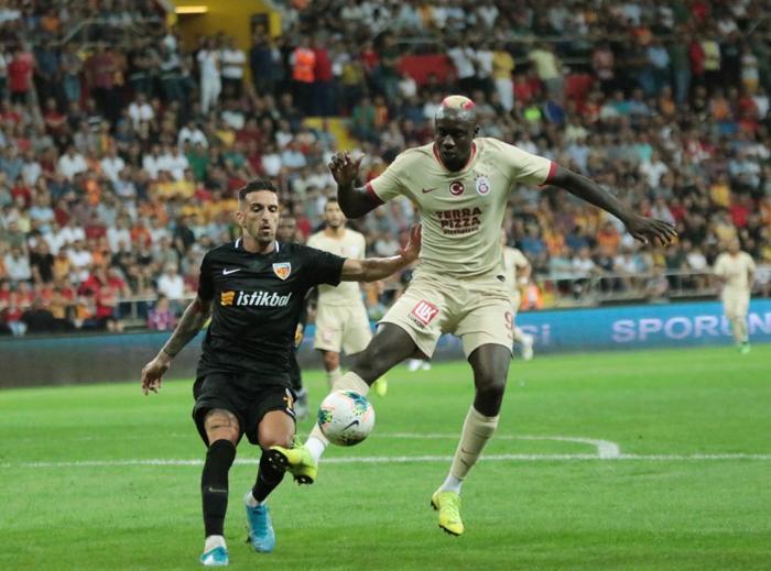 Kayserispor - Galatasaray maçında gerginlik Kulübede kırmızı kart...