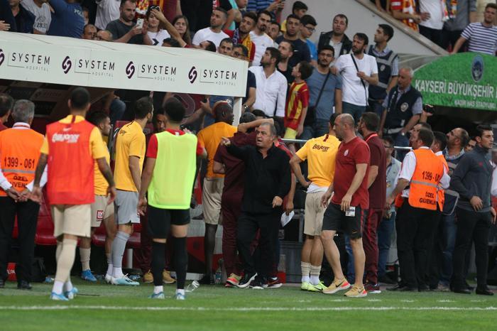 Kayserispor - Galatasaray maçında gerginlik Kulübede kırmızı kart...