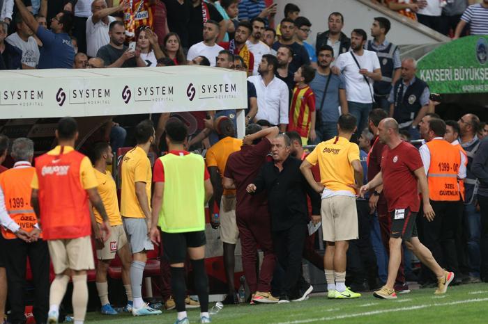 Kayserispor - Galatasaray maçında gerginlik Kulübede kırmızı kart...