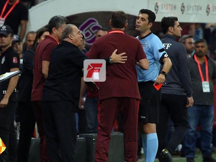 Kayserispor - Galatasaray maçında gerginlik Kulübede kırmızı kart...
