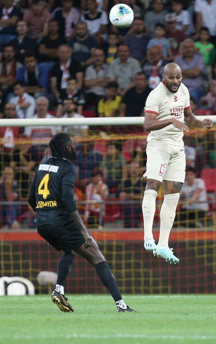 Kayserispor - Galatasaray maçında gerginlik Kulübede kırmızı kart...