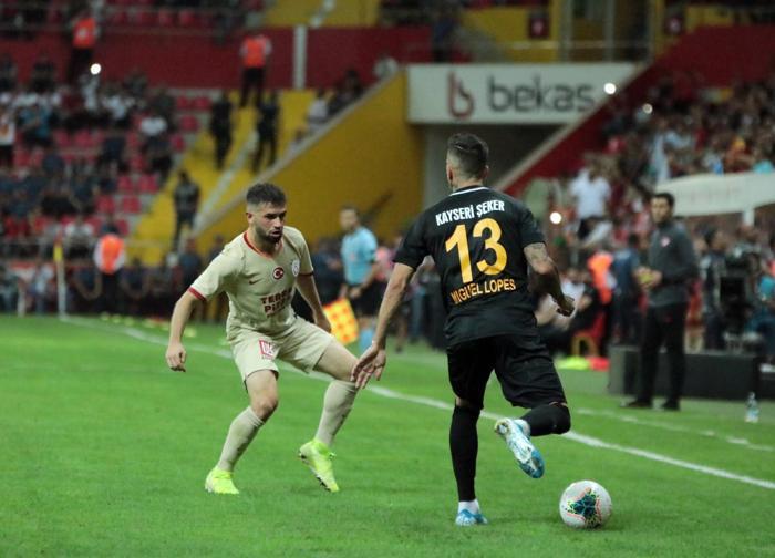 Kayserispor - Galatasaray maçında gerginlik Kulübede kırmızı kart...