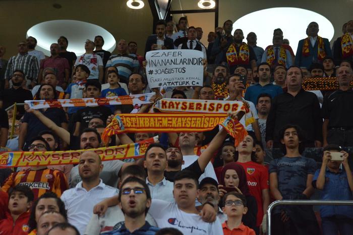 Kayserispor - Galatasaray maçında gerginlik Kulübede kırmızı kart...