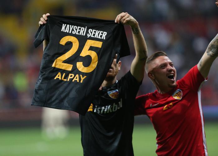 Kayserispor - Galatasaray maçında gerginlik Kulübede kırmızı kart...
