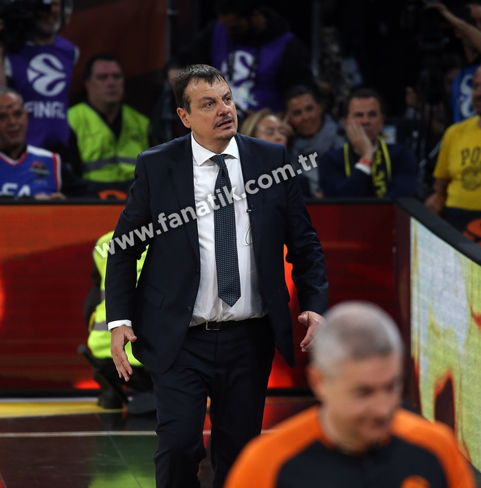 Anadolu Efes - CSKA Moskova finalinde Ergin Ataman ile Fenerbahçe taraftarları arasında büyük tartışma