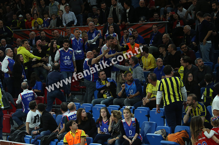 Anadolu Efes - CSKA Moskova finalinde Ergin Ataman ile Fenerbahçe taraftarları arasında büyük tartışma