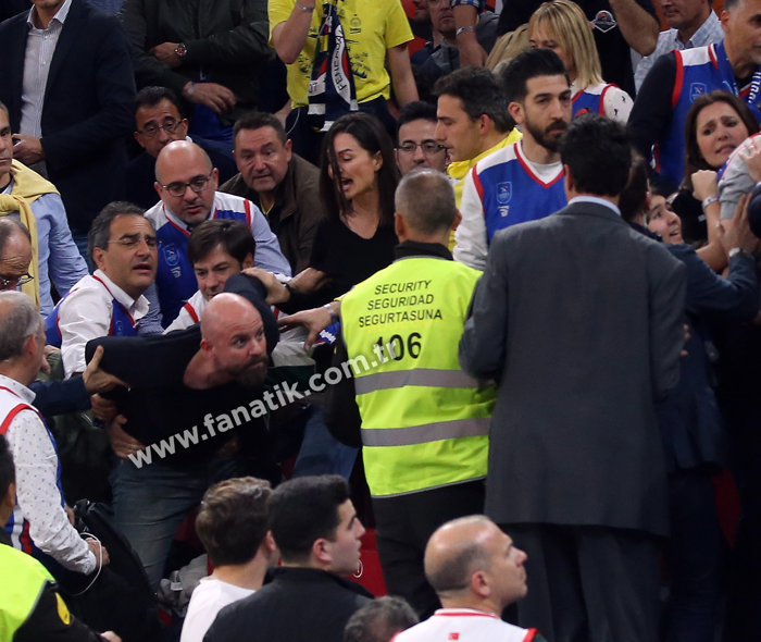 Anadolu Efes - CSKA Moskova finalinde Ergin Ataman ile Fenerbahçe taraftarları arasında büyük tartışma