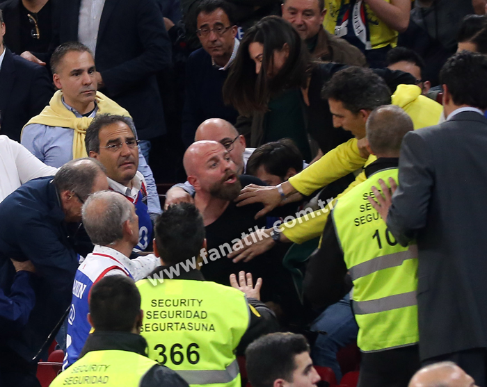 Anadolu Efes - CSKA Moskova finalinde Ergin Ataman ile Fenerbahçe taraftarları arasında büyük tartışma