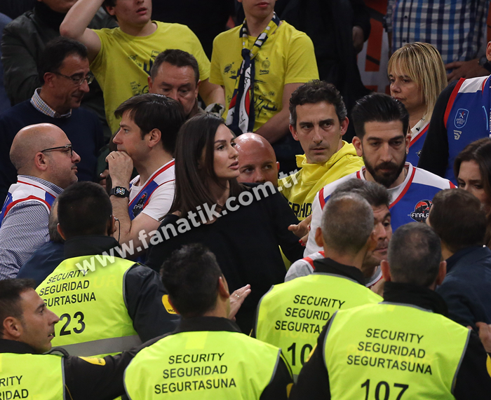Anadolu Efes - CSKA Moskova finalinde Ergin Ataman ile Fenerbahçe taraftarları arasında büyük tartışma
