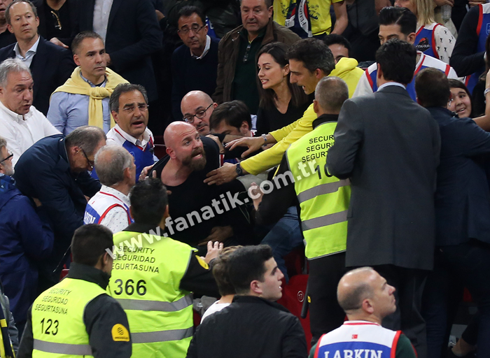 Anadolu Efes - CSKA Moskova finalinde Ergin Ataman ile Fenerbahçe taraftarları arasında büyük tartışma