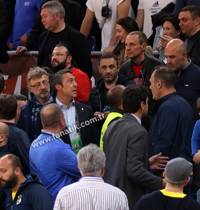 Anadolu Efes - CSKA Moskova finalinde Ergin Ataman ile Fenerbahçe taraftarları arasında büyük tartışma