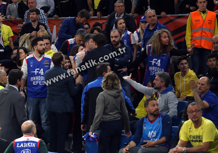 Anadolu Efes - CSKA Moskova finalinde Ergin Ataman ile Fenerbahçe taraftarları arasında büyük tartışma